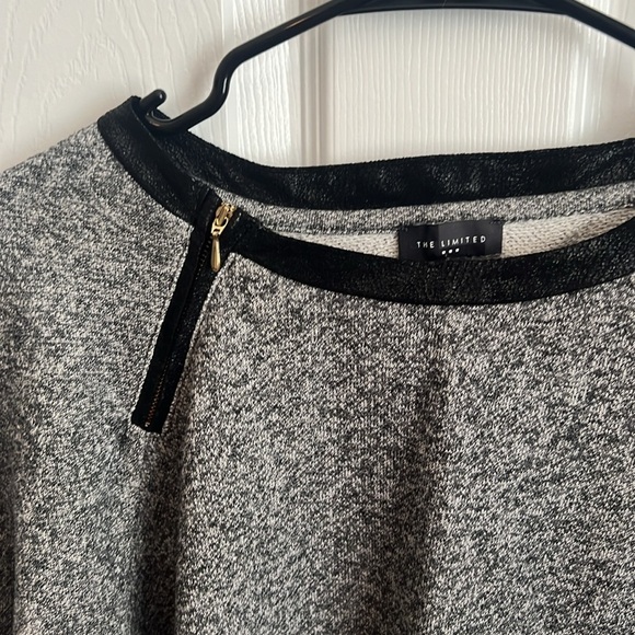 The Limited‎ elevated  sweatshirt size medium - Picture 2 of 8